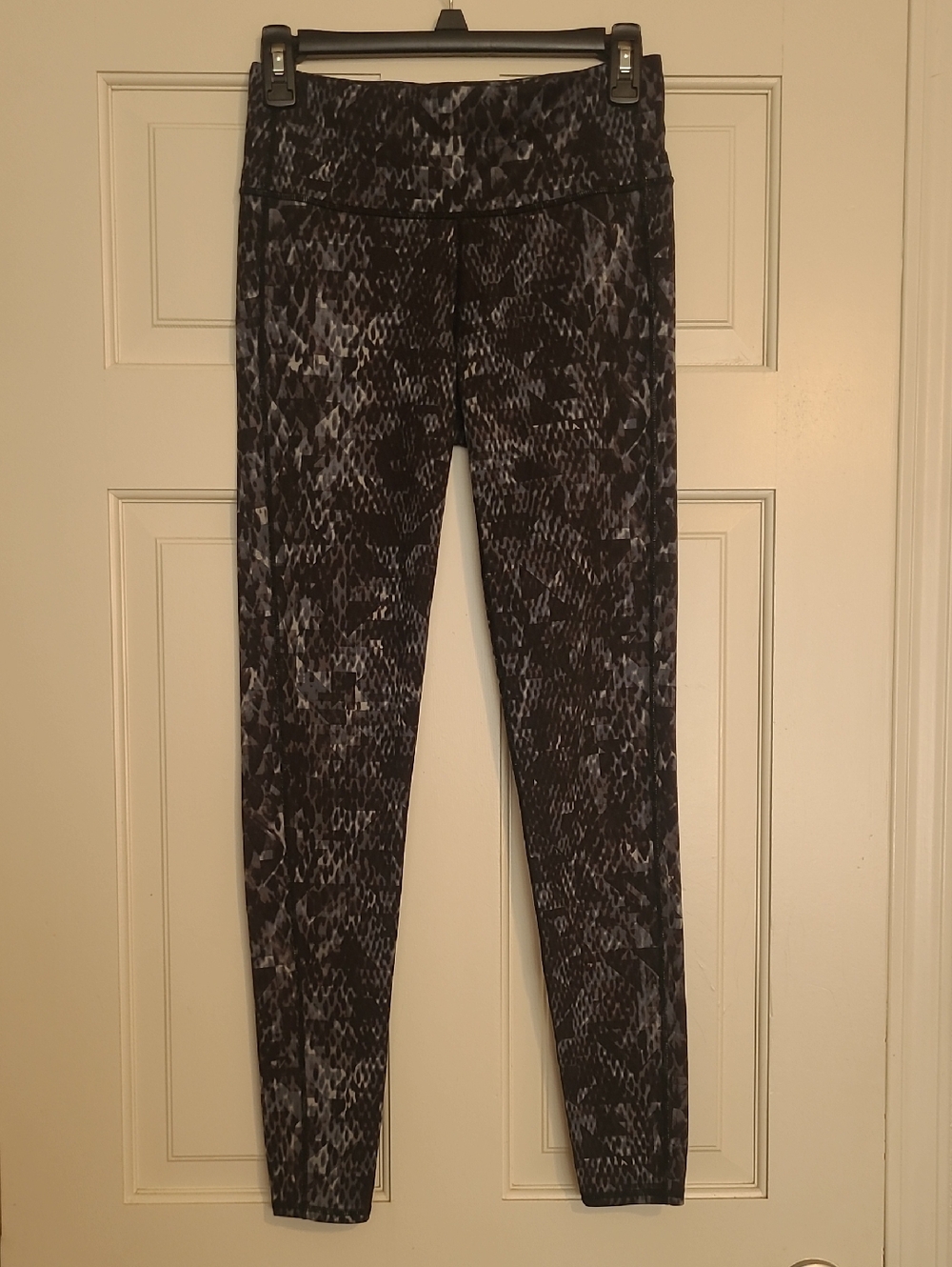 Athleta Black & Gray Patterned Leggings